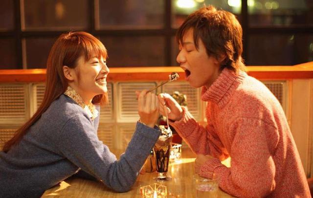 如果女生去卫生间把手机留下带了包包,或者带上手机留下包包的话,说明她对你是有信任感